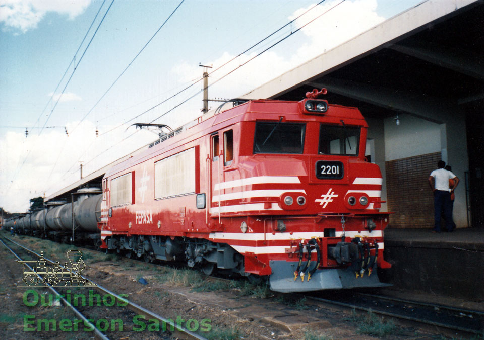 Locomotiva "Francesa" Alstom de bitola métrica, nº 2201 com um trem de vagões tanque na estação ferroviária de Ourinhos