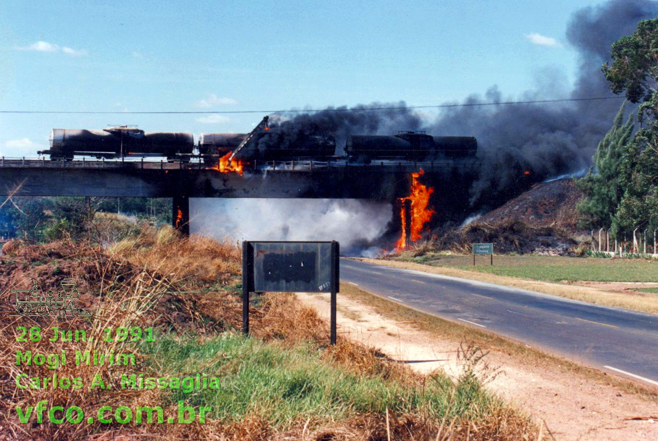 Vagões tanque incendiados no pontilhão sobre a rodovia, próximo a Mogi Mirim, em 1991
