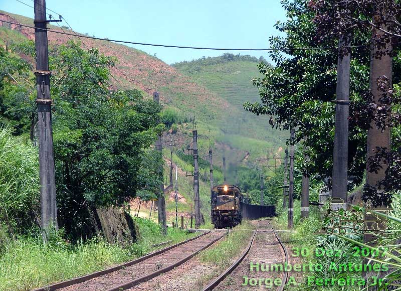 Aproximação da locomotiva nº 3851 no comando do trem de minério de ferro próximo à passagem de nível em Humberto Antunes
