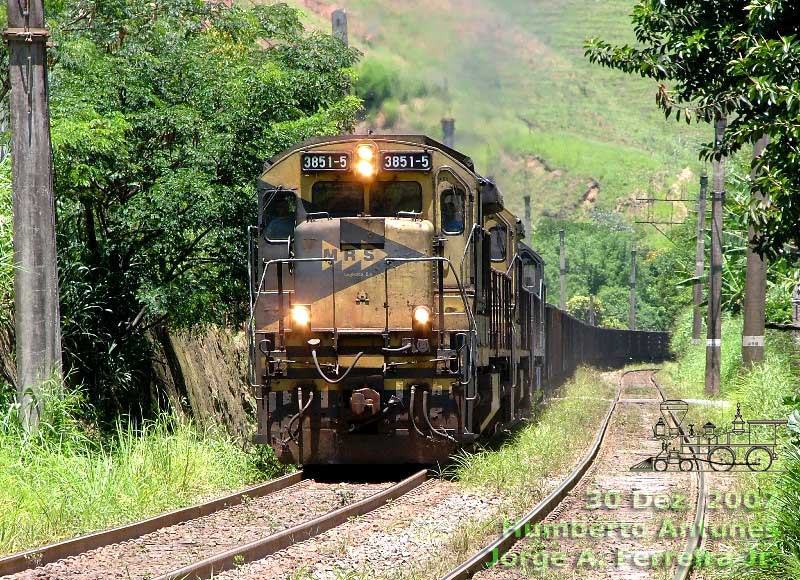 Locomotiva nº 3851 no comando do trem de minério de ferro chegando a Humberto Antunes