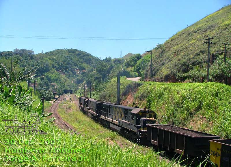 Locomotiva nº 3646 na tração do trem de minério de ferro chegando a Humberto Antunes