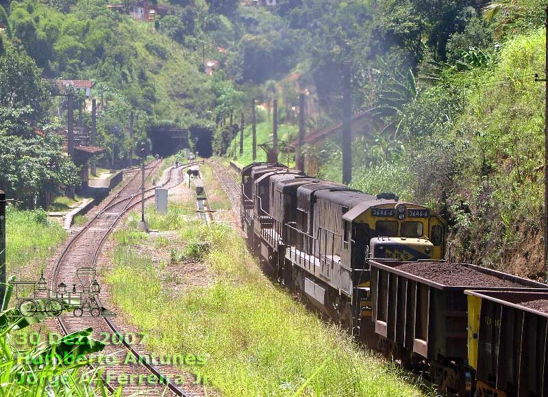 Locomotiva nº 3646 na tração do trem de minério de ferro chegando a Humberto Antunes