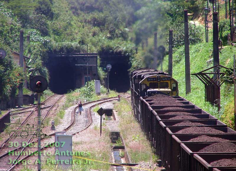 Trem de minério de ferro da MRS Logística aproximando-se do Túnel Grande (Túnel nº 12), em Humberto Antunes