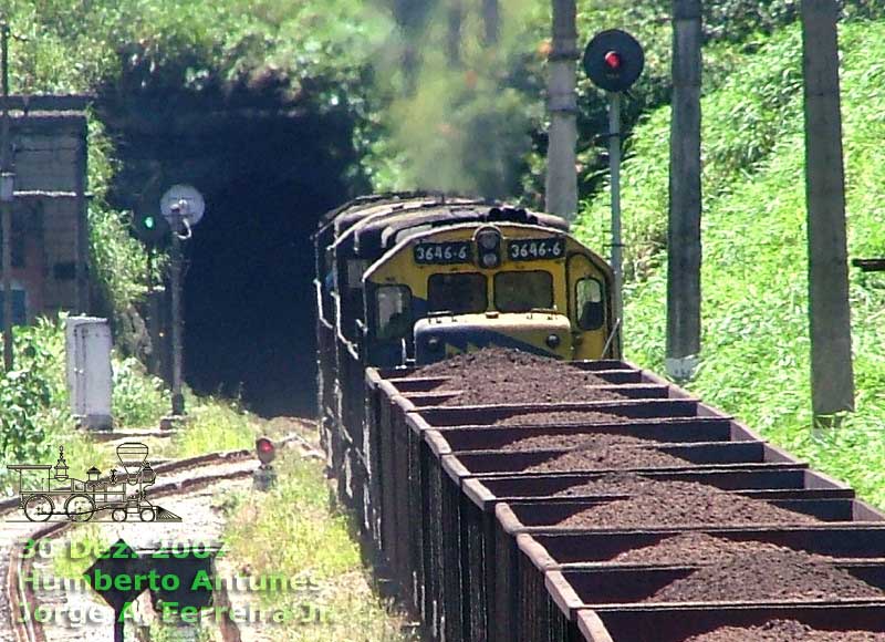 Trem de minério de ferro da MRS Logística aproximando-se do Túnel Grande (Túnel nº 12), em Humberto Antunes