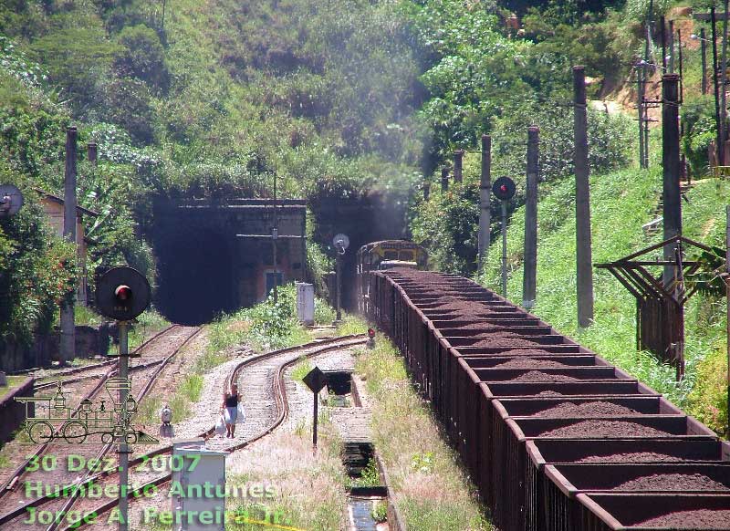 O trem de minério de ferro “mergulha” no Túnel Grande (Túnel nº 12), iniciando a descida para o Rio de Janeiro