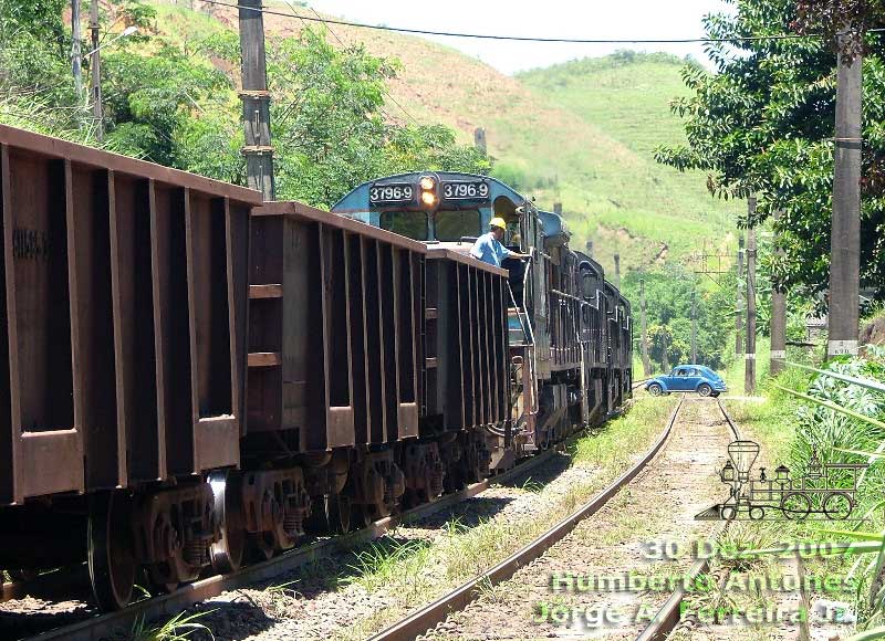 Desengatadas as locomotivas do auxílio de cauda, o trem de minério começa a se afastar