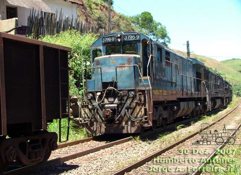 Locomotiva nº 3796 no comando do conjunto de auxílio de cauda, já desengatado do trem de minério