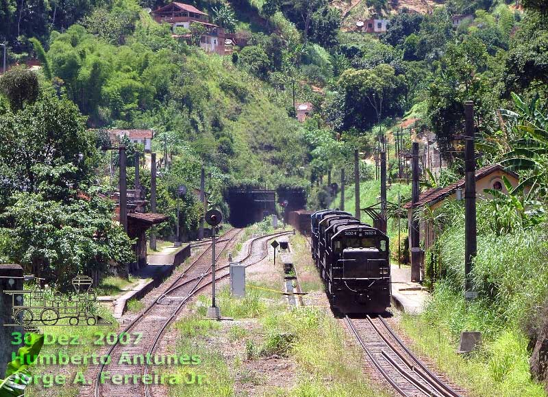 Locomotivas do auxílio de cauda seguem para o Túnel Grande, onde reverterão a marcha para retornar a Barra do Piraí