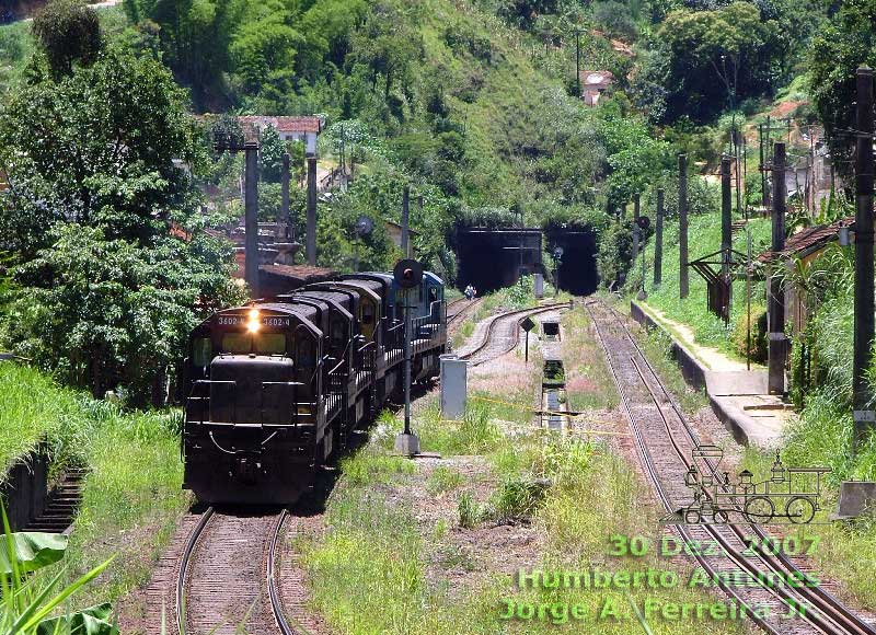 Locomotivas do auxílio de cauda mudam de linha para retornarem a Barra do Piraí