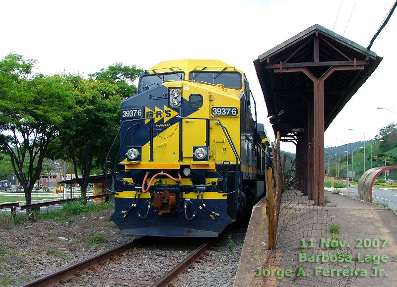 Locomotiva C38EMi nº 3937 MRS passando pela parada Barbosa-Lage