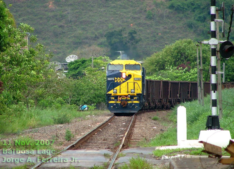 Locomotiva AC38EMi nº 3937 MRS na passagem de nível em Barbosa-Lage