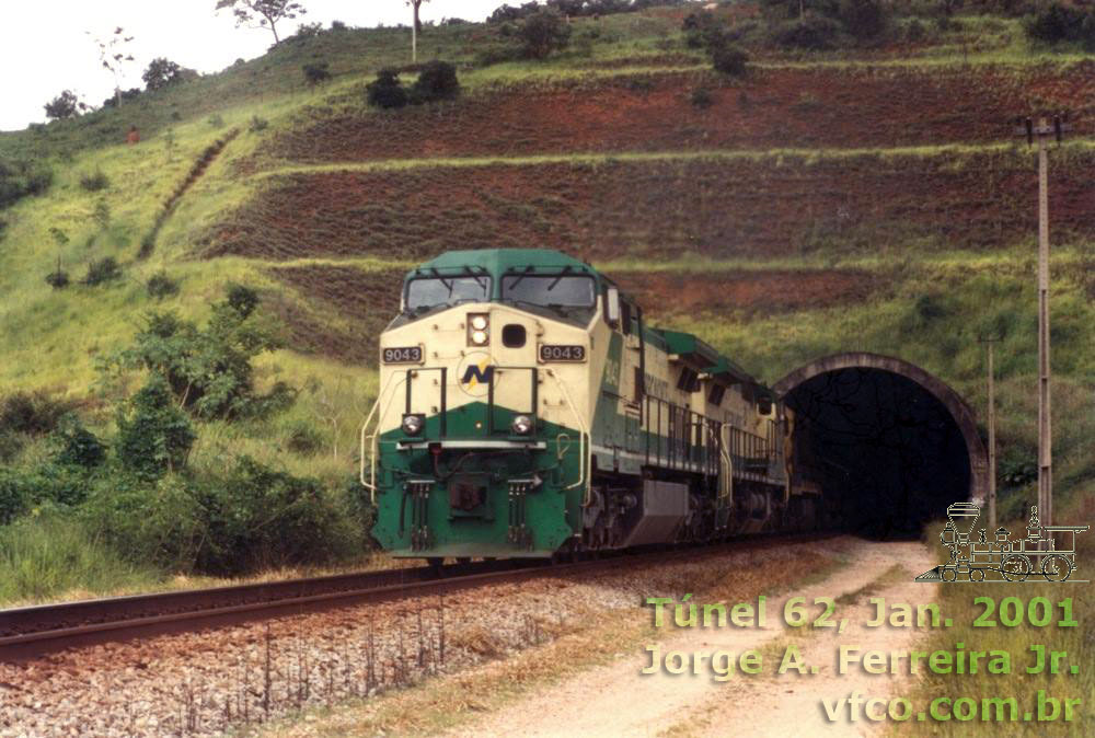 Locomotiva Dash 9-44C ou C44-9WM nº 9043 Ferronorte no Túnel 62 da Ferrovia do Aço, perto de São João del Rei (MG)