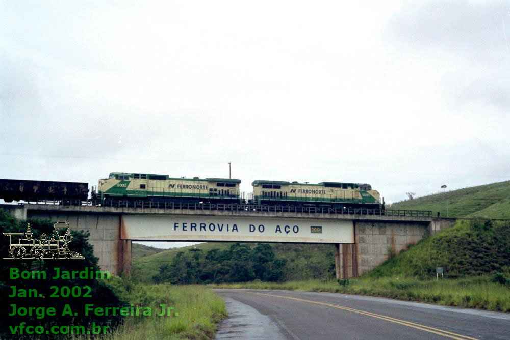 Locomotivas Dash 9-44C ou C44-9WM Ferronorte no viaduto da Ferrovia do Aço, perto de Bom Jardim de Minas