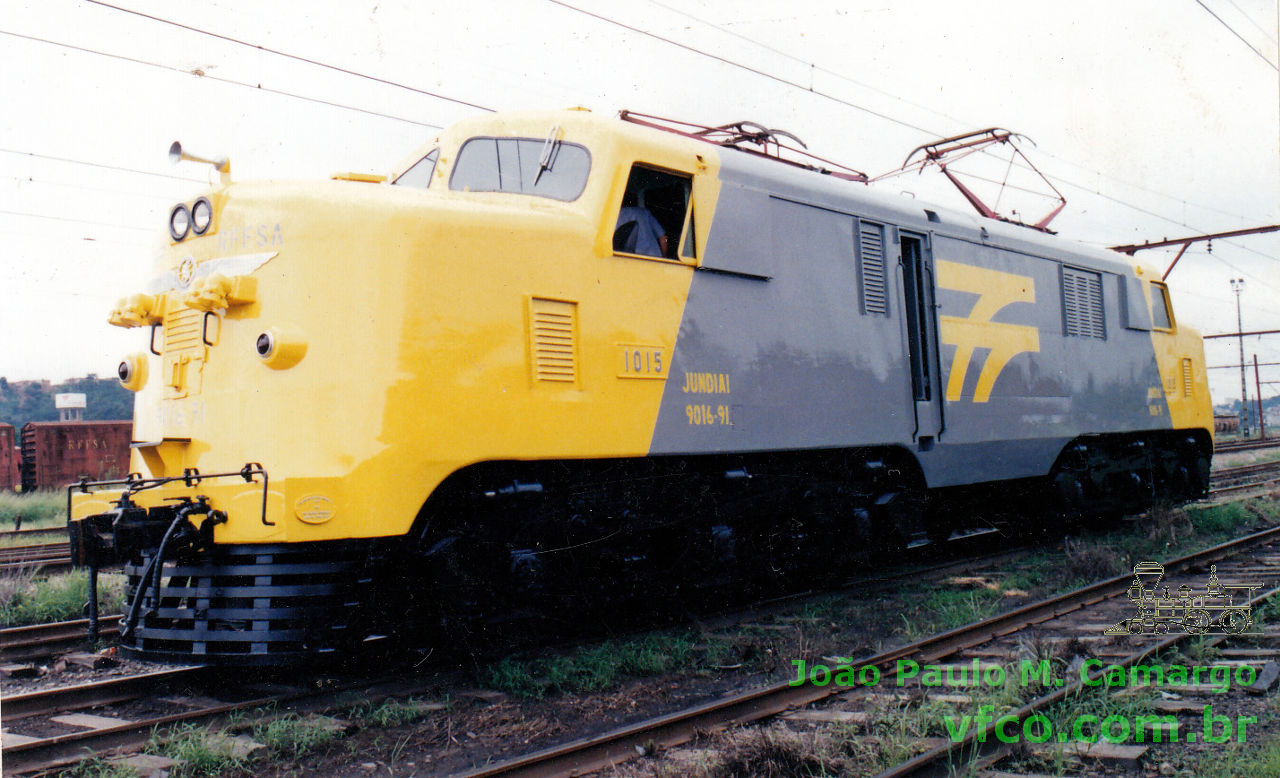 Locomotiva English Electric nº 9016 na última pintura RFFSA