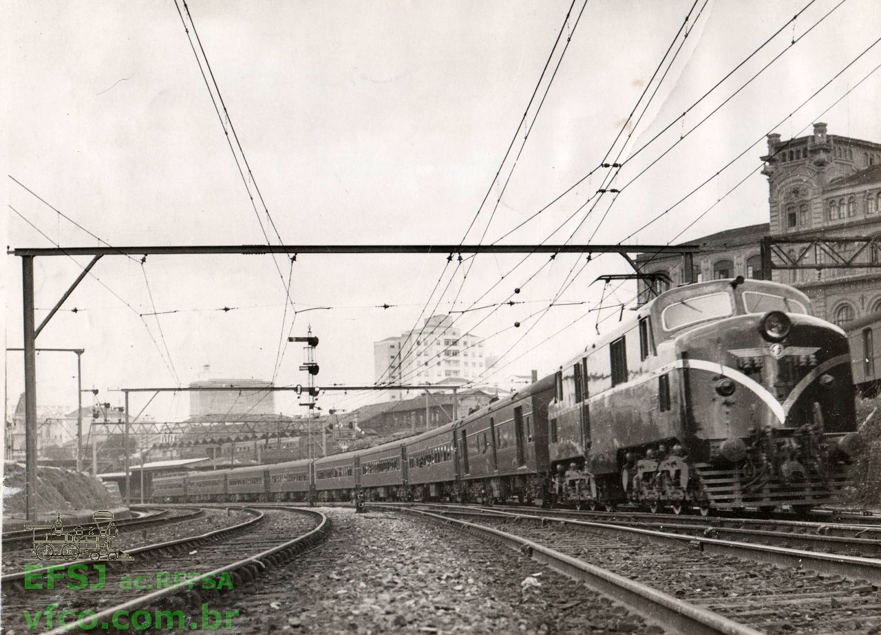 Locomotiva English Electric ainda no primeiro esquema de pintura, com trem de passageiros