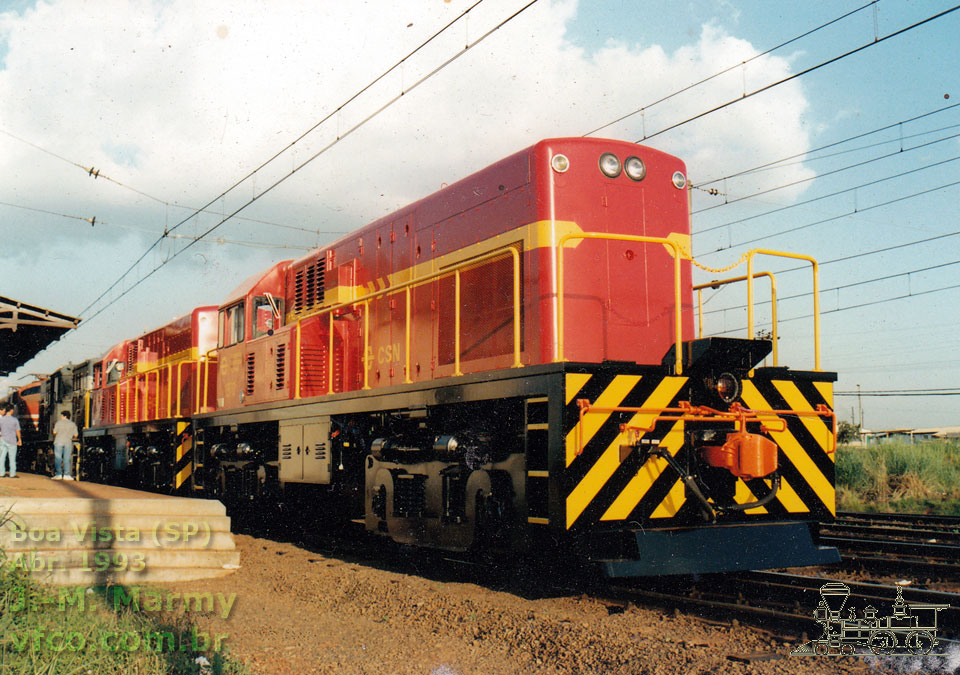 Trem da Fepasa levando duas locomotivas UM10B nº 1969 e 1970 da fábrica da GE do Brasil para a CSN