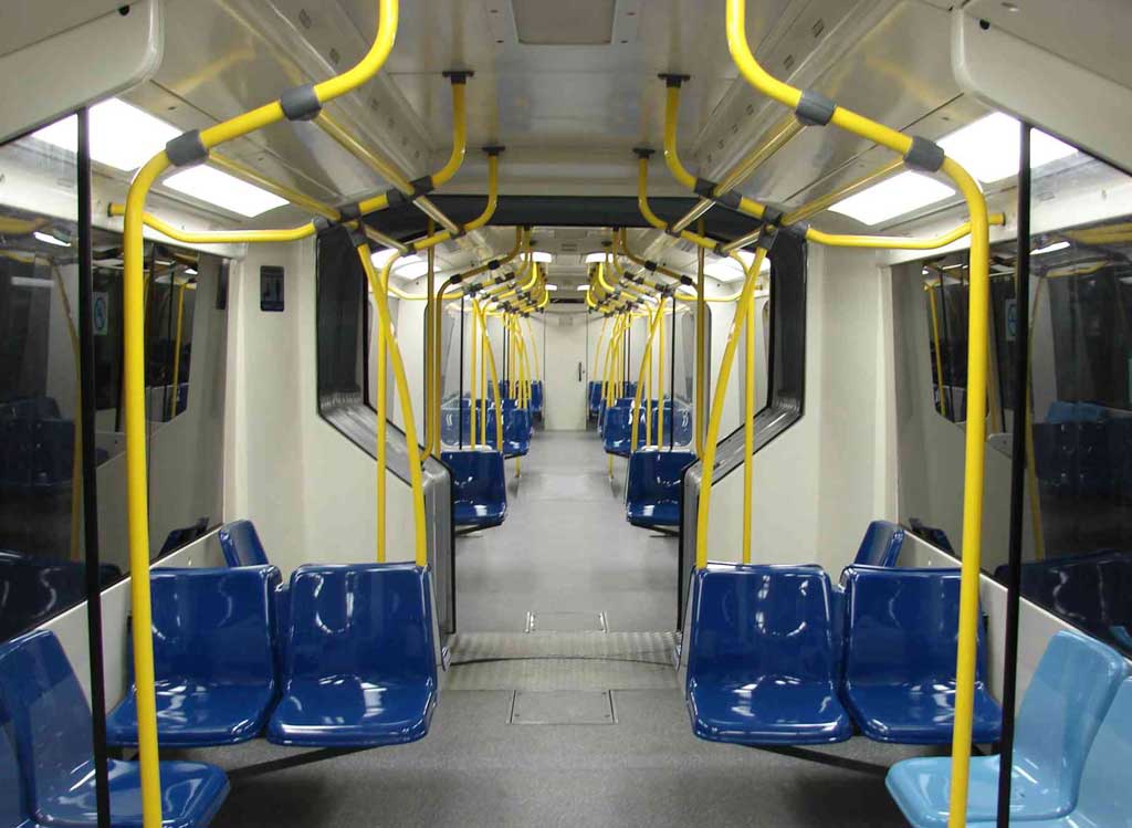 Foto do interior do trem, com a passagem entre os carros