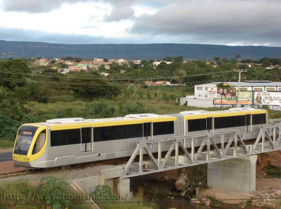 Foto do trem transpondo uma ponte no trajeto