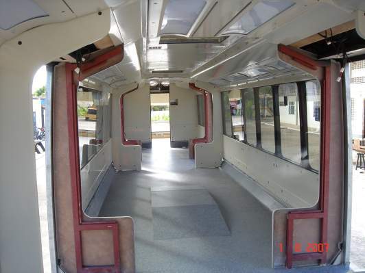 Foto do interior do Tram ainda sem os assentos e demais equipamentos