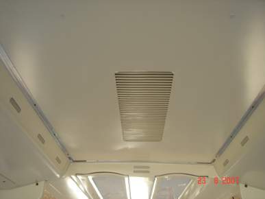 Foto interna do teto com detalhe do sistema de ar-condicionado