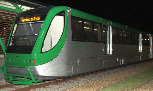 Em foto do final de 2009, o trem já aparece com para-choque / limpa-trilhos
