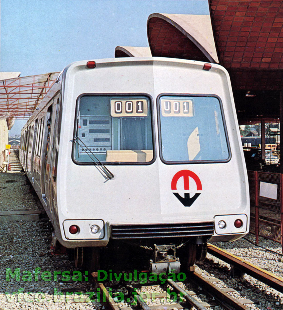 Vista frontal do trem Mafersa nos trilhos do Metrô Rio