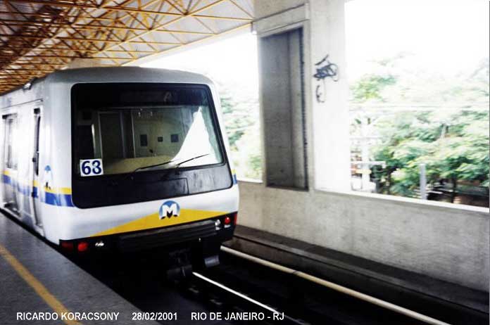 Trem-Unidade do Metrô Rio, fabricado pela Mafersa - Material Ferroviário S.A., já com o novo painel frontal