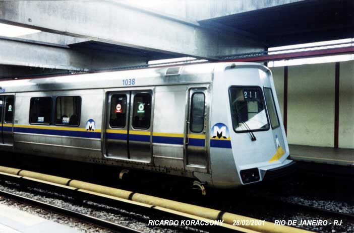 Trem-Unidade do Metrô Rio, fabricado pela Mafersa - Material Ferroviário S.A., ainda com o painel frontal original