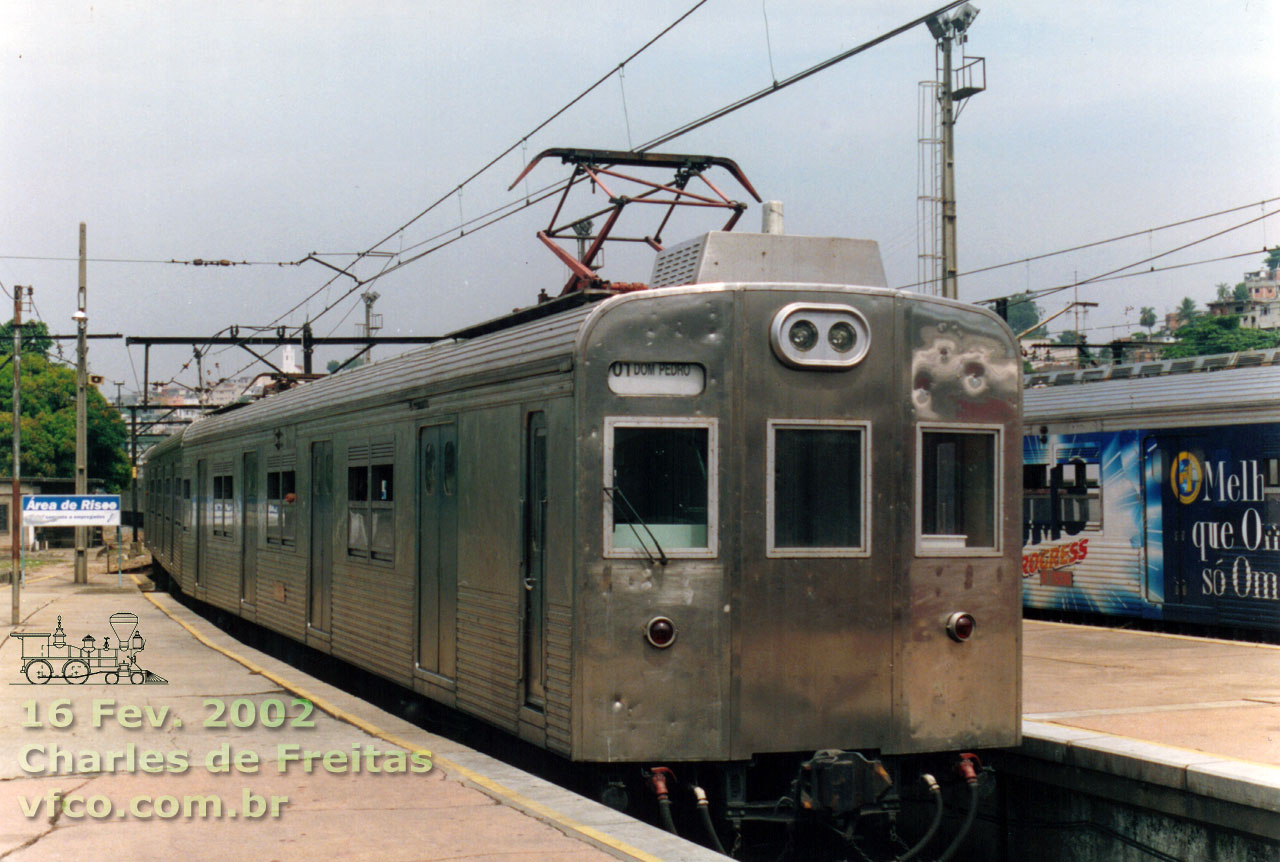 Série 500 (Nippon Sharyo - Hitachi ). Trem E 1525 - ER 1514 - ER 514 - E 514 - E 526 - ER 526 - ER 1526 - E 1527 na estação D. Pedro II