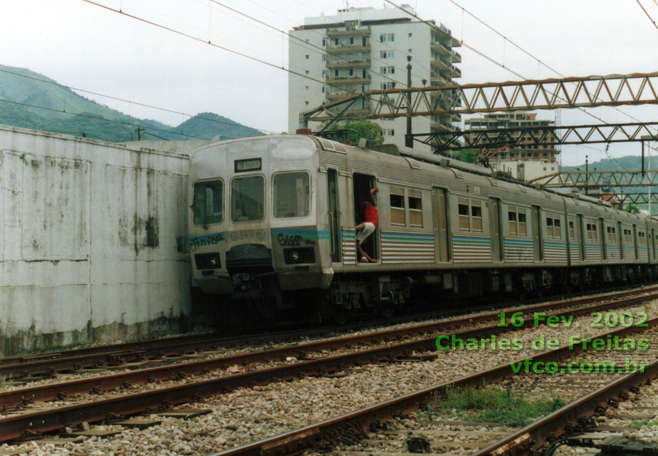 Trem série 700 (Mafersa) no Engenho Novo; pintura da CBTU - Cia. Brasileira de Trens Urbanos