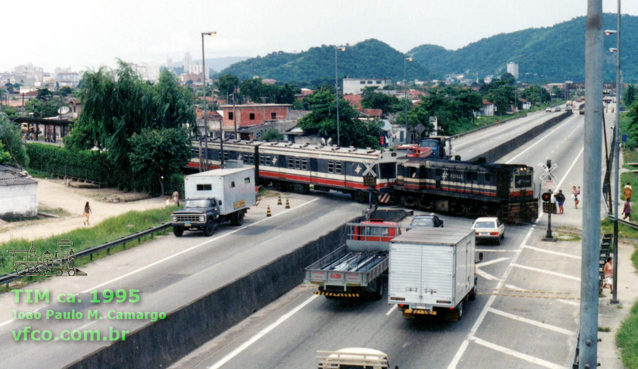 Trem Intermunicipal (TIM) da Fepasa cruzando avenida de São Vicente (SP) em passagem de nível