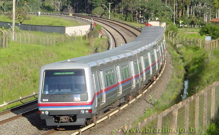Imagem de um trem-unidade do Metrô de Brasília