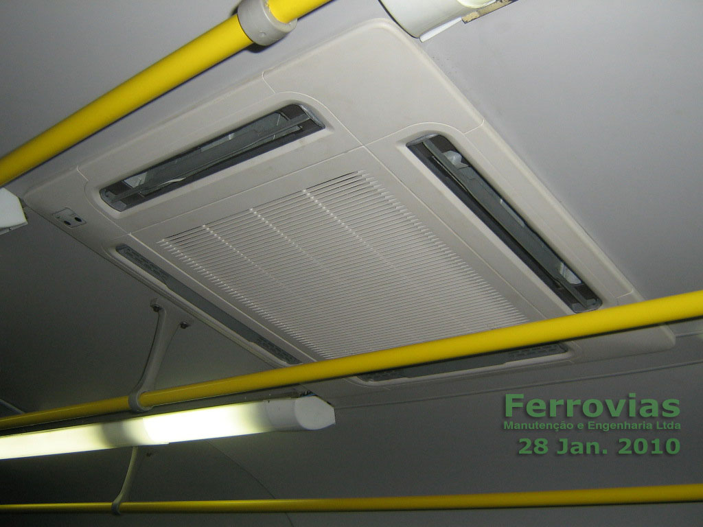 Detalhe do ar condicionado no teto do vagão de passageiros do Trem Húngaro