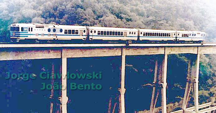 Trem Húngaro no viaduto João Bento