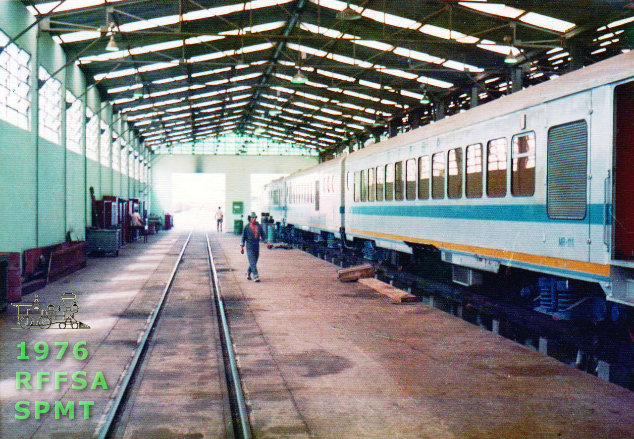 Trem Húngaro nas oficinas de Porto Alegre da Rede Ferroviária Federal