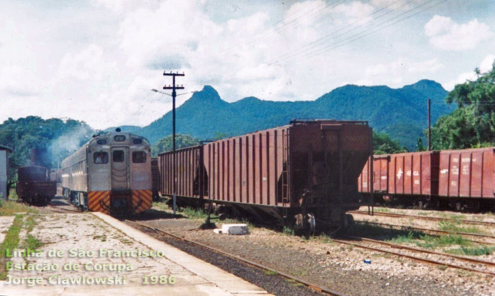 Automotrizes Budd entre os vagões da RFFSA - Rede Ferroviária Federal, em Corupá, Santa Catarina, 1986
