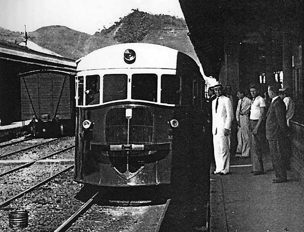 O trem-unidade na plataforma da esta&ccedil;&atilde;o ferrovi&aacute;ria, nos trilhos da estrada de ferro Central do Brasil