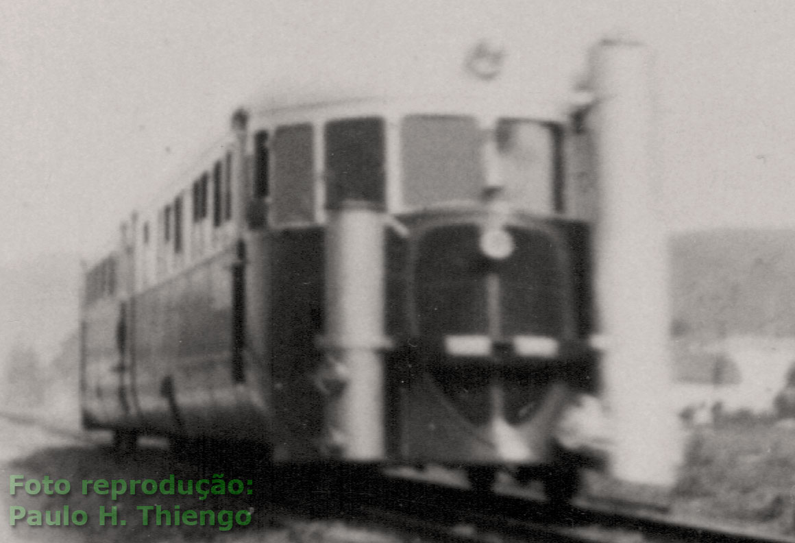 Detalhe ampliado do trem-unidade de automotrizes ("Litorinas") Fiat adaptado pela Estrada de Ferro Central do Brasil para uso de gasogênio, durante a II Guerra Mundial
