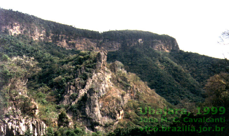 No patamar logo abaixo do topo da chapada, o caminho da trilha (3,5 km) que leva à gruta de Ubajara