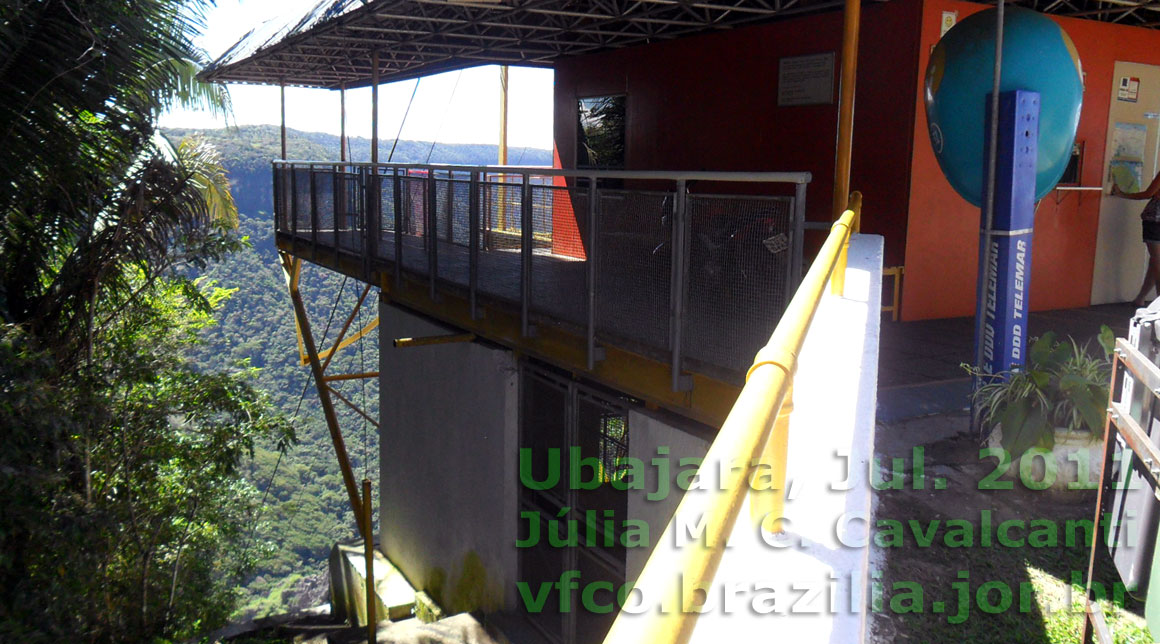 Lateral da estação superior do Teleférico de Ubajara, com o mirante na parte de cima e, logo abaixo, a casa de máquinas