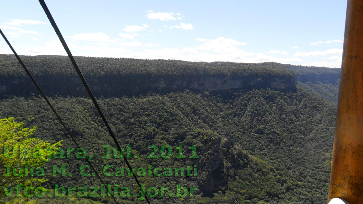 Borda do planalto vista do mirante do Teleférico de Ubajara, na outra borda do planalto, através do canion do rio das Minas