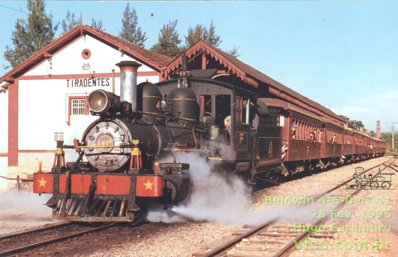 Locomotiva Baldwin 4-6-0 nº 41 com o trem turístico na estação de Tiradentes, em 1995