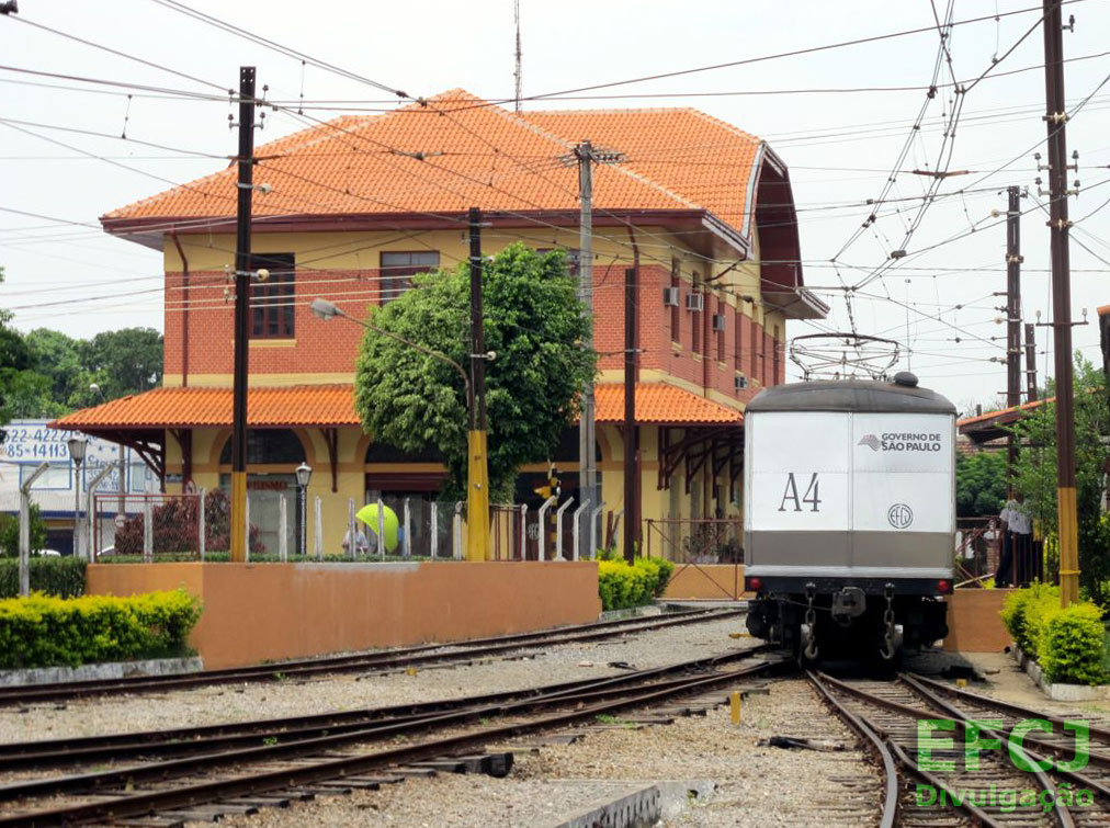 Estação ferroviária Pindamonhangaba (à esquerda) e antiga estação dos trens de subúrbio (à direita)