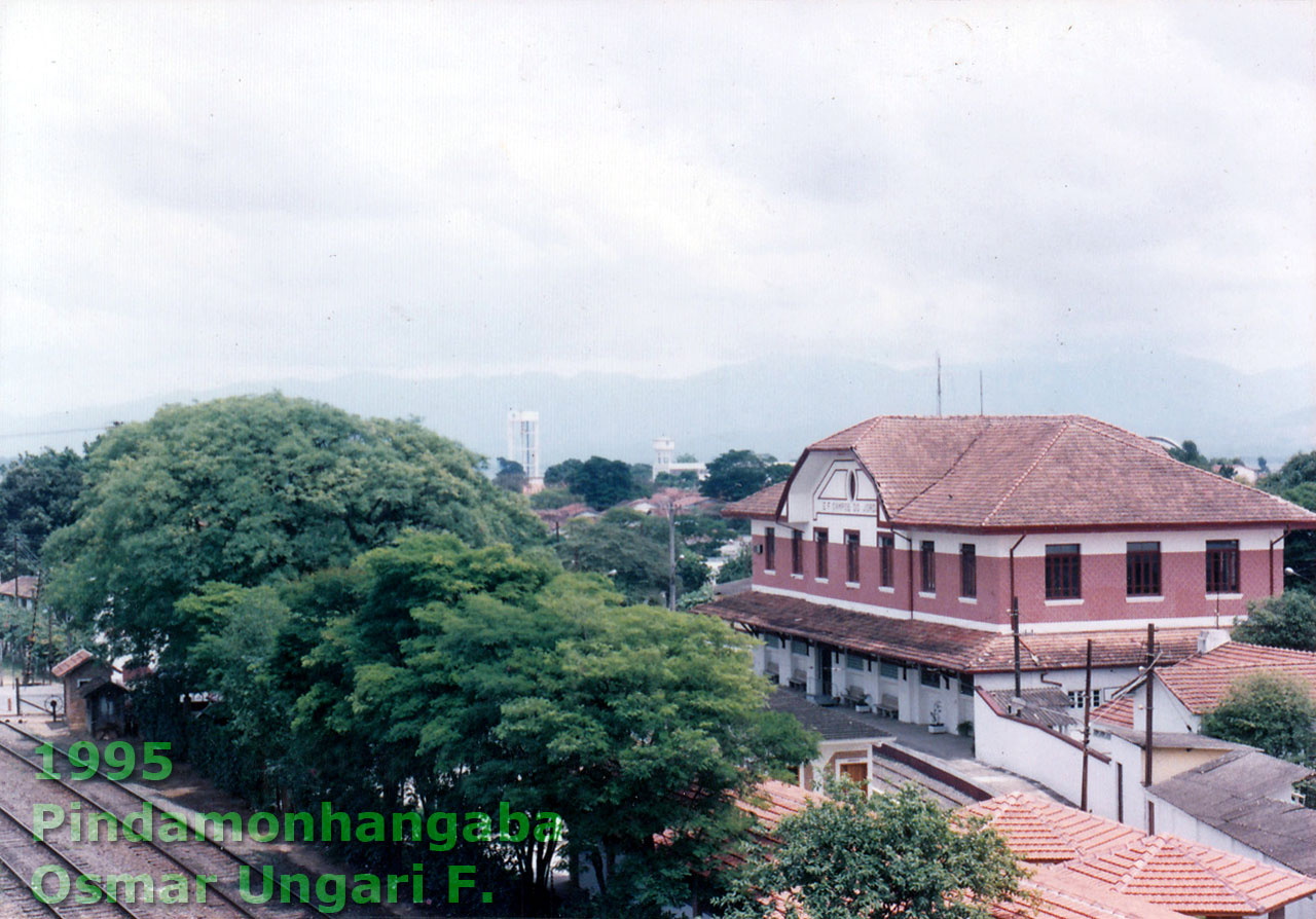 Estação ferroviária da EF Campos do Jordão em Pindamonhangaba, vendo-se à esquerda os trilhos da Linha do Centro da antiga Central do Brasil