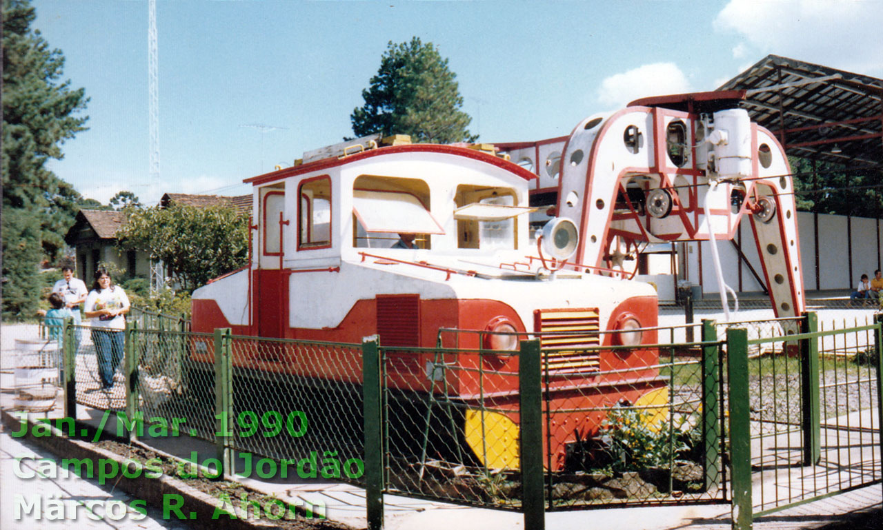Locomotiva elétrica Siemens, ex-Tramway do Guarujá e ex-EF Campos do Jordão, fixada como cabine de comando do teleférico do Morro do Elefante