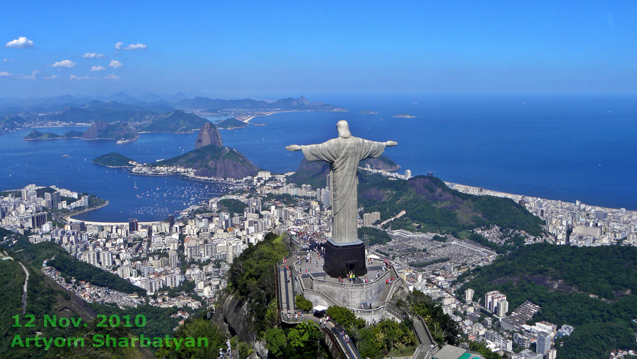 O Cristo Redentor de braços abertos sobre o Rio de Janeiro e toda a Guanabara