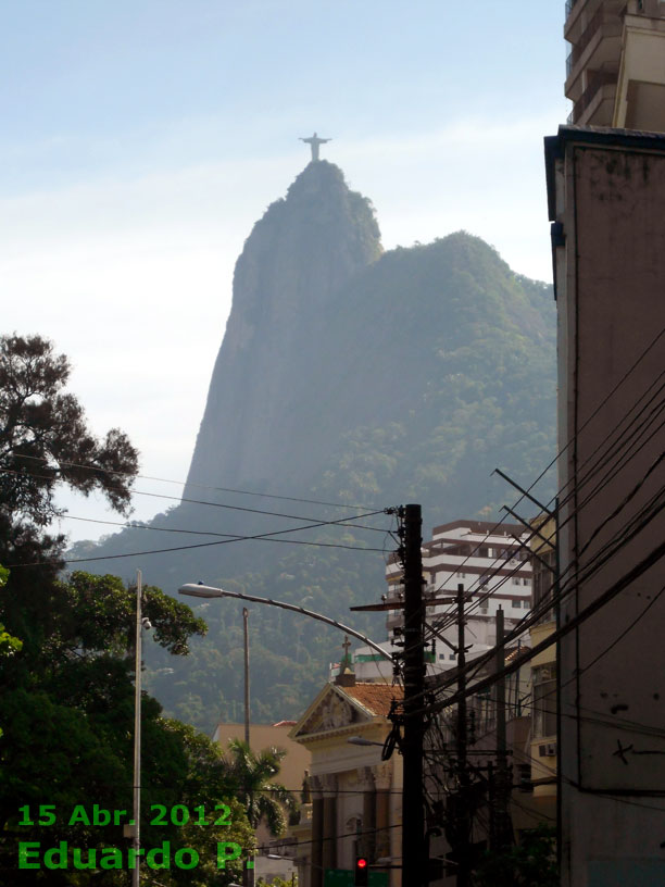 Cristo Redentor visto de uma rua do Rio de Janeiro