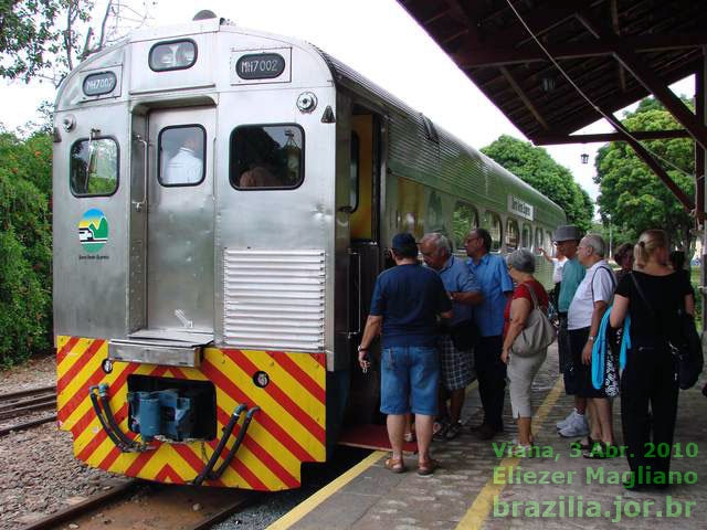 Embarque dos turistas na litorina na estação ferroviária de Viana
