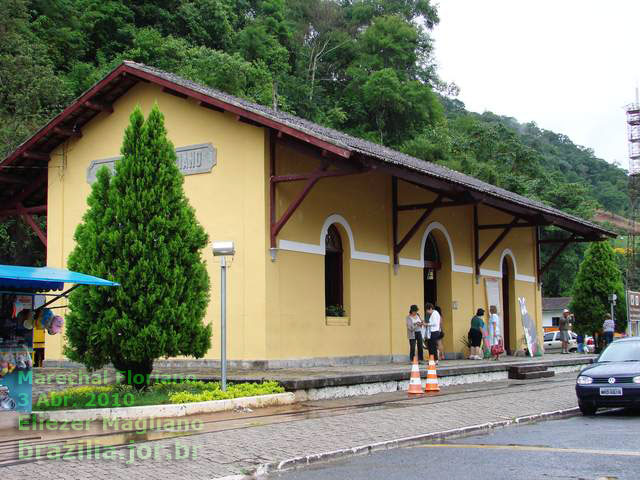 Turistas na estação ferroviária de Marechal Floriano