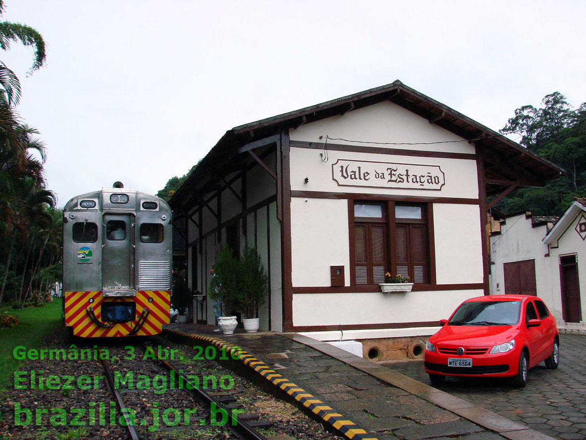 Automotriz do Trem das Montanhas Capixabas na estação ferroviária de Germânia, batizada “Vale da Estação”